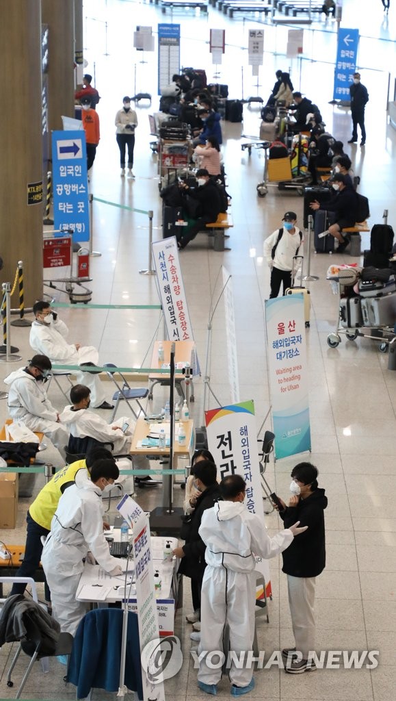 손님은 없지만 분주한 입국장