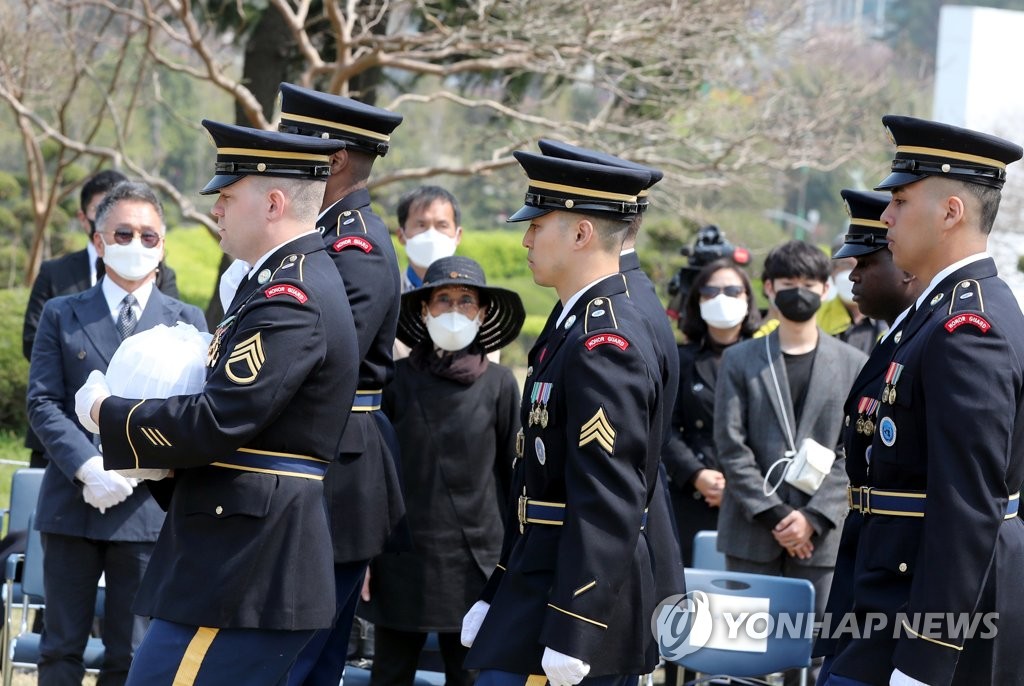 ′영웅의 영면′…부산 유엔기념공원 6·25 미군 참전용사 유해 안장식 