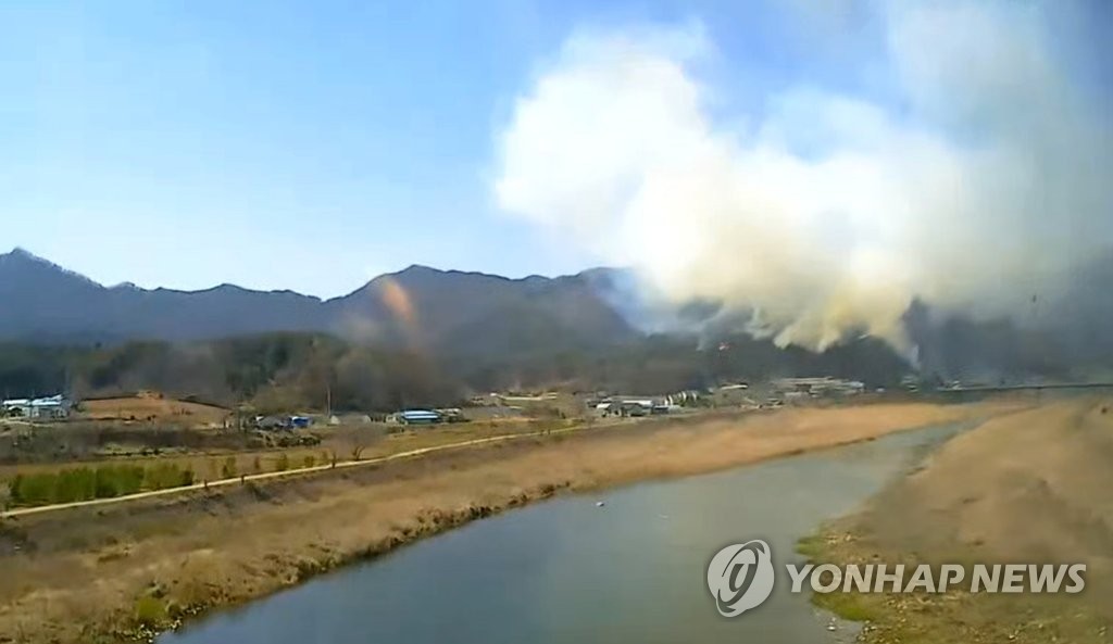 영월 주천면 야산서 불…솟구치는 연기