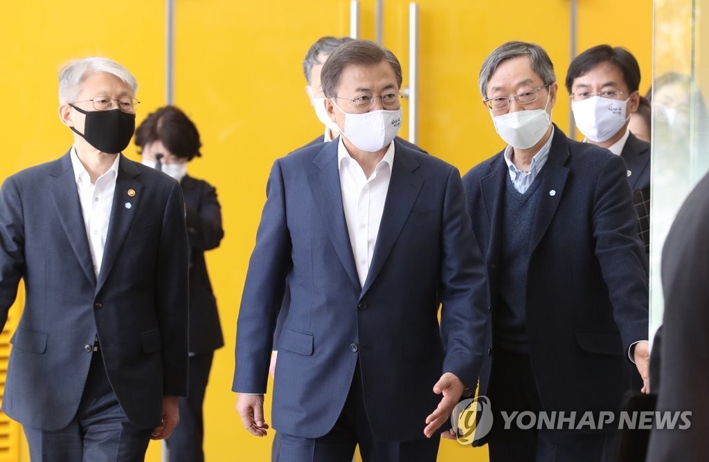 코로나19 치료제·백신 개발 회의 입장하는 문 대통령