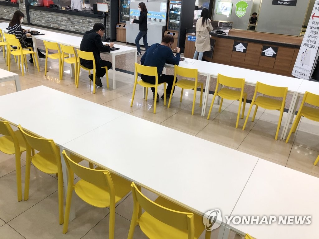 '휴게소도 사회적 거리는 필수'
