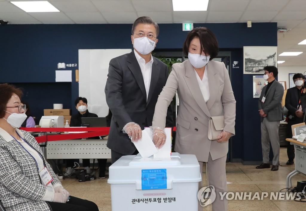 President Moon Jae-in and first lady Kim Jung-sook cast their ballots early for the general elections at a Seoul polling station on April 10, 2020. (Yonhap)