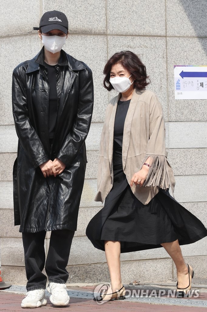 어머니와 투표소 찾은 고준희