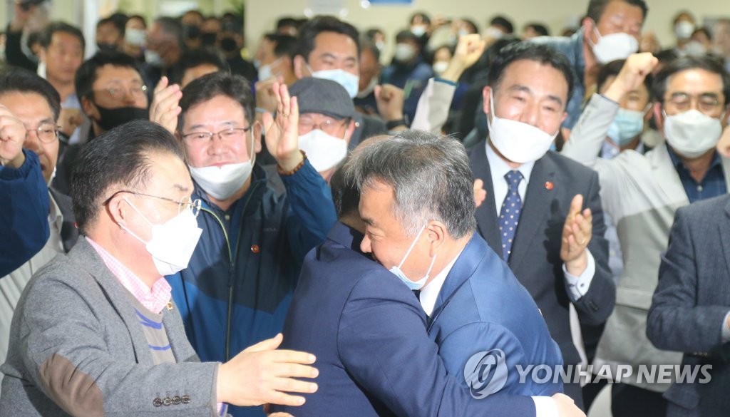 포옹하는 제주 민주당 송재호 후보