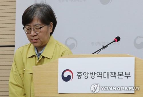 코로나19 브리핑 앞서 인사하는 정은경 본부장