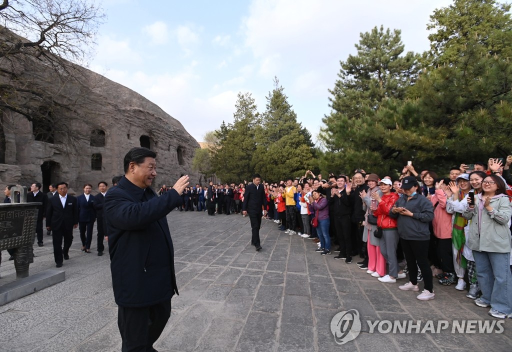 윈강 석굴 방문하는 시진핑 중국 국가주석