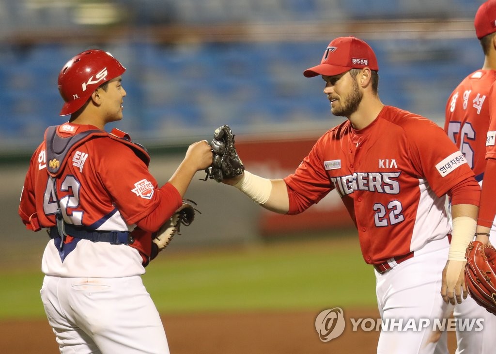 Preston Tucker (R) and Han Seung-taek of the Kia Tigers celebrate their 2-1 victory over the Hanwha Eagles in a Korea Baseball Organization regular season game at Hanwha Life Eagles Park in Daejeon, 160 kilometers south of Seoul, on May 12, 2020. (Yonhap)