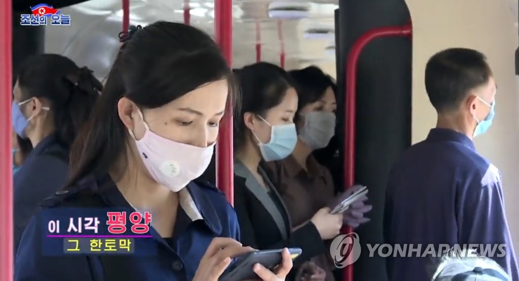 '코로나19 방역 과시?'…북한매체, 마스크 쓴 평양 일상 영상 공개