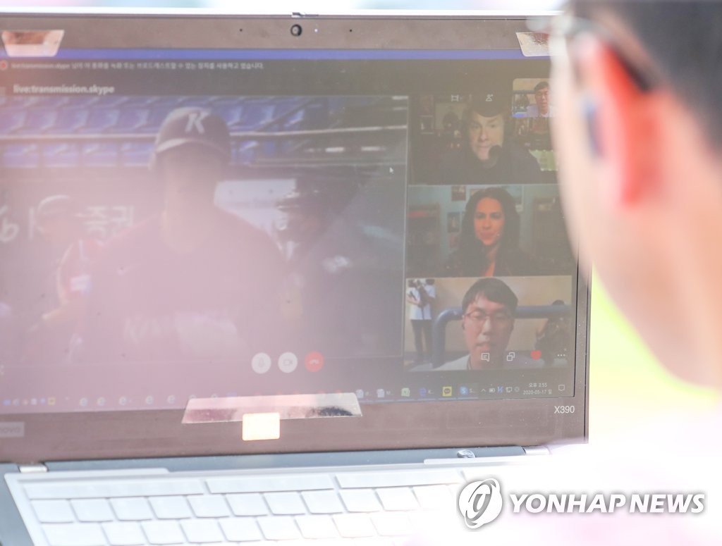 ESPN 야구 중계 해설위원으로 참가한 연합뉴스 유지호 기자