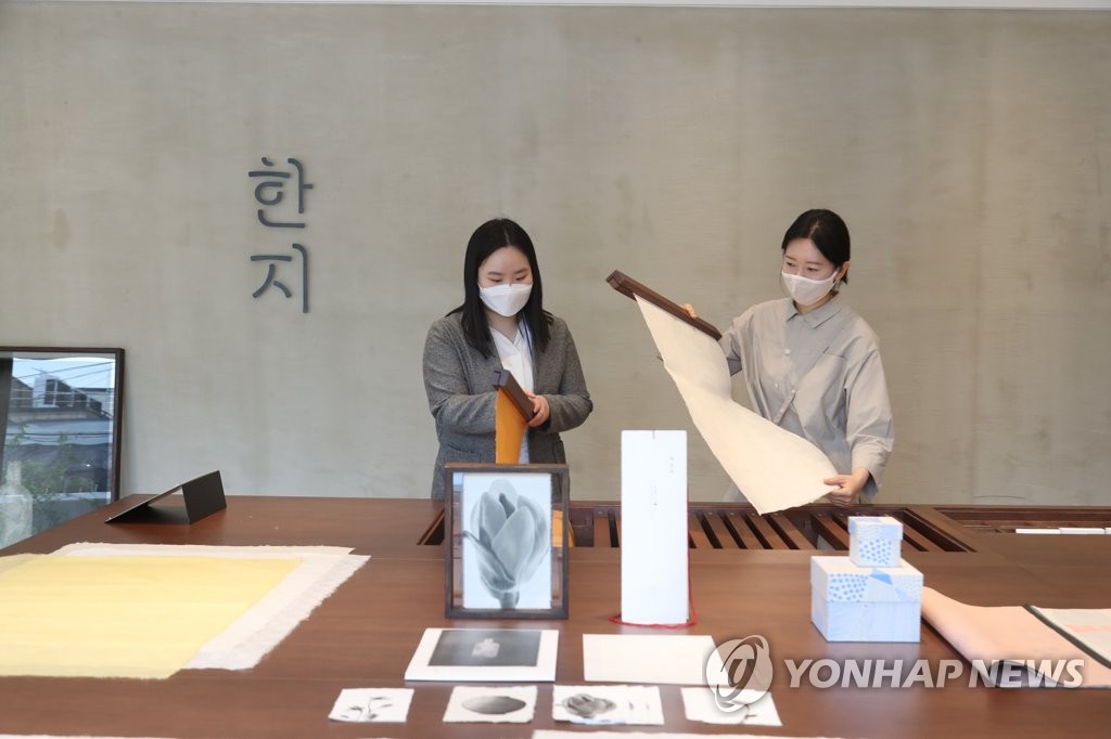 '우리 한지가 참 고와요'