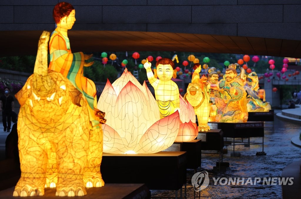 전통등으로 화려함 뽐내는 청계천