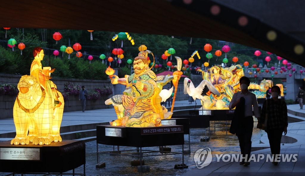 전통등으로 화려함 뽐내는 청계천