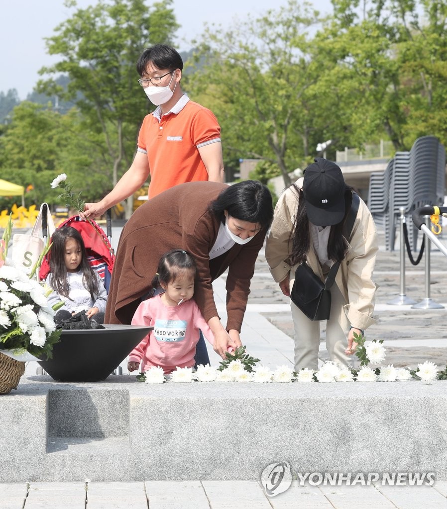 Paying tribute to late Pres. Roh Paying tribute to late Pres. Roh