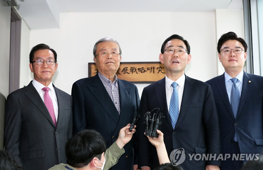 취재진 질문에 답하는 주호영