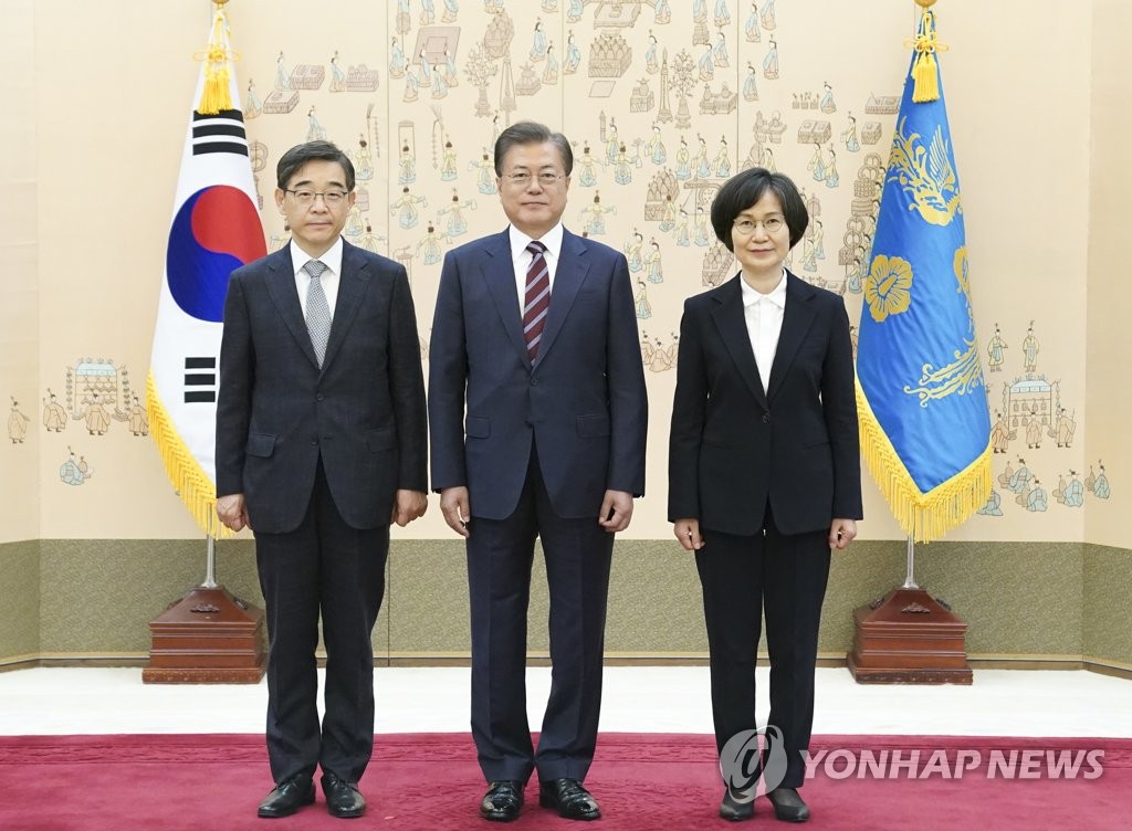 문 대통령, 정은숙 신임 선관위원에게 임명장 수여