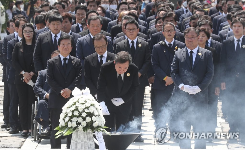 민주당, 노무현 전 대통령 묘역 참배