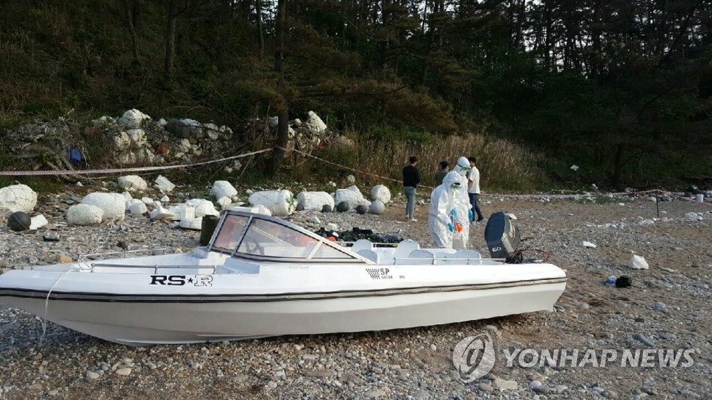 태안 해변에 버려진 소형보트 발견…"중국인 6명 밀입국 추정"