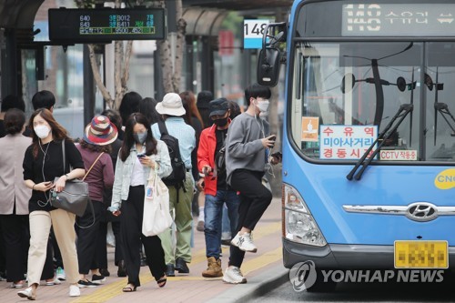 '내일부터 꼭 마스크 쓰고 버스·택시 이용하세요'