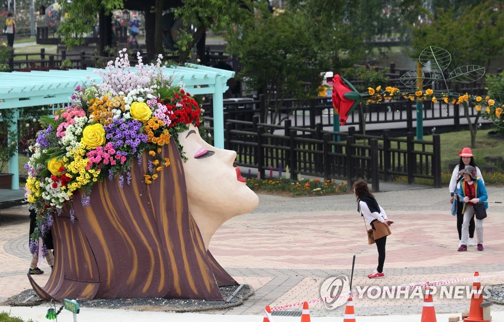 '장미 쓴 여인 따라 하기'