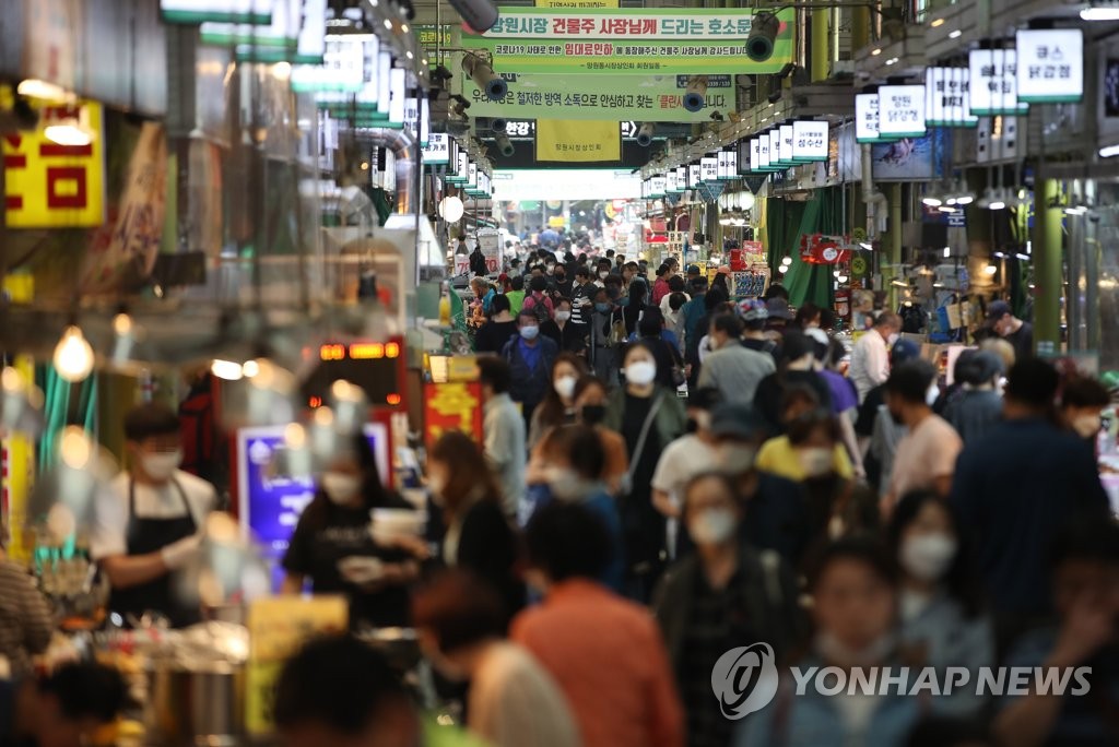 Dozens of people shop at a traditional market in Seoul on May 26, 2020, in an apparent reflection of eased concerns over the new coronavirus outbreak. (Yonhap)