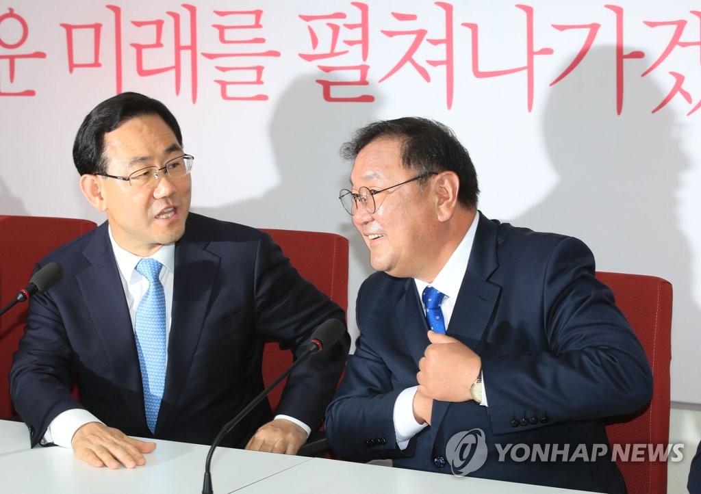 이야기 나누는 주호영-김태년