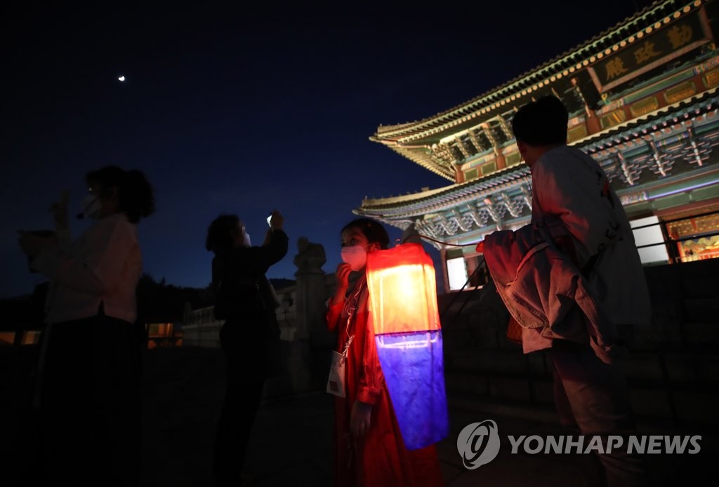 마스크 쓰고 방문한 경복궁