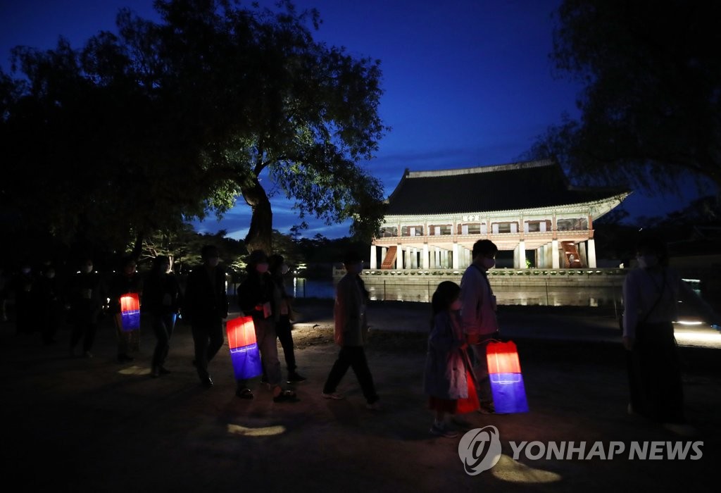 Nighttime palace tour resumes Nighttime palace tour resumes