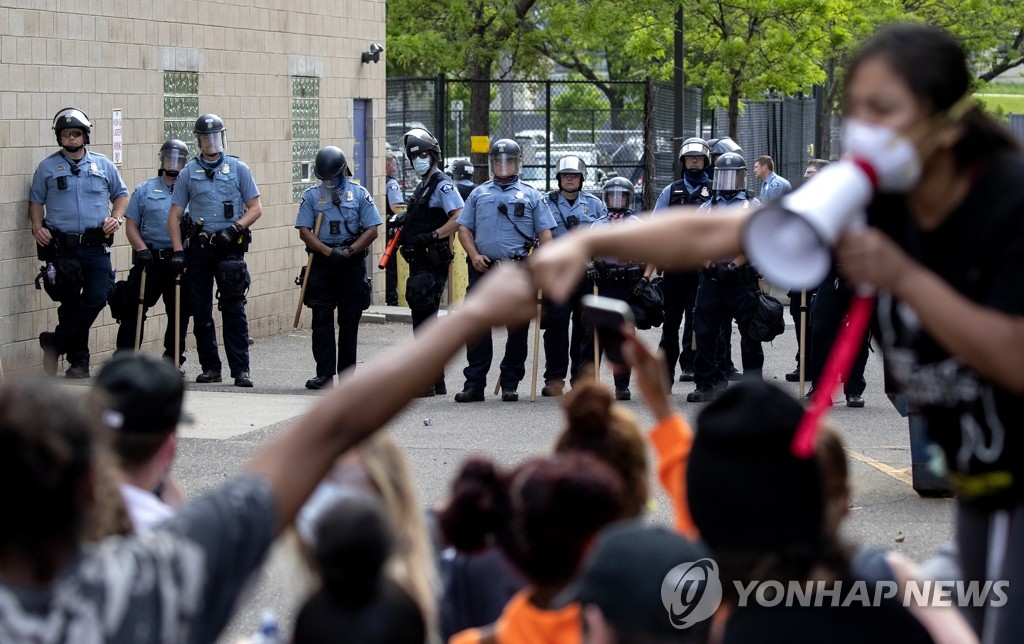 경찰과 대치하는 미네소타 흑인 사망 분노 시위대