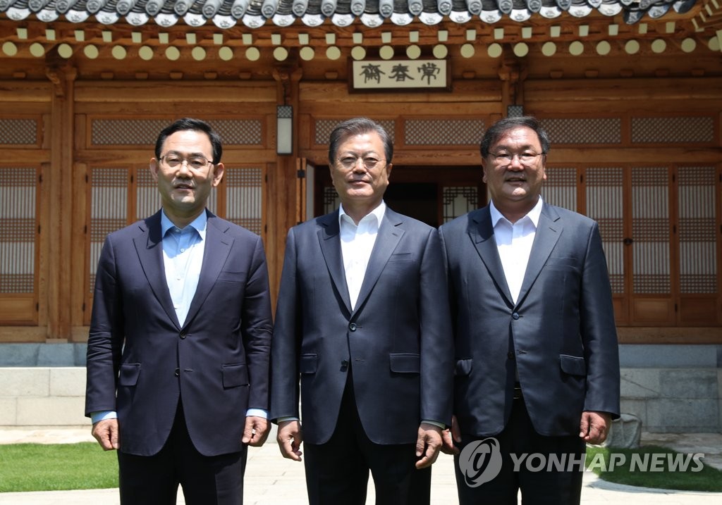 Moon avec des leaders de partis politiques Moon avec des leaders de partis politiques