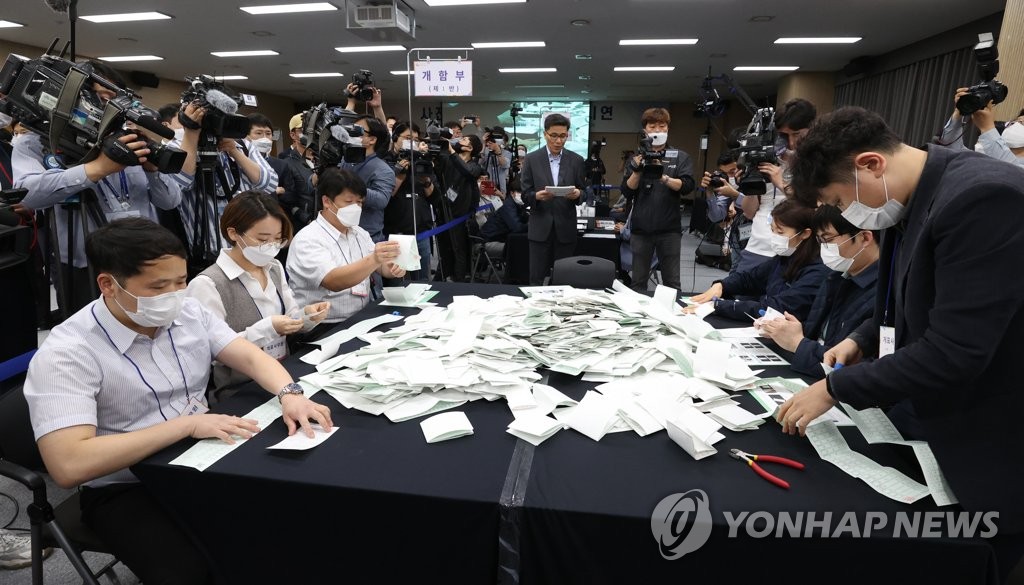 개표 과정 공개 시연하는 선관위 관계자들