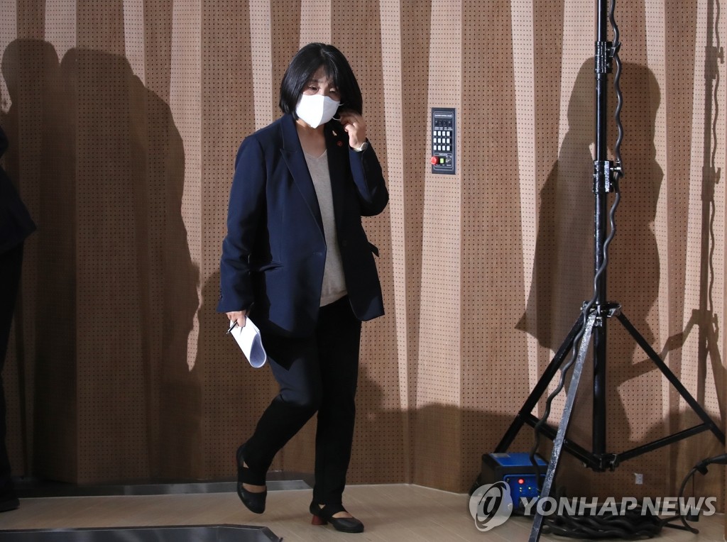 기자회견장 들어서는 윤미향 당선인