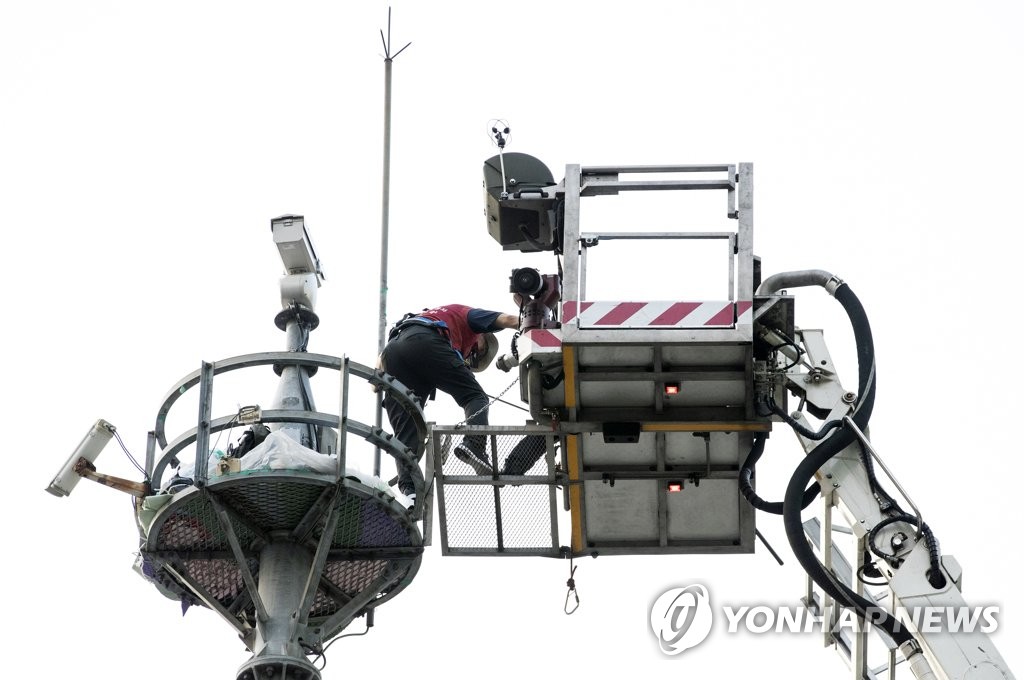 철탑에서 내려오는 김용희 씨