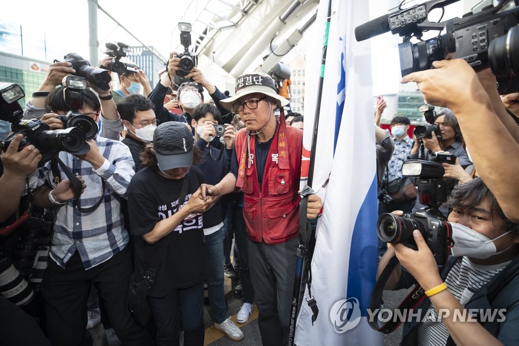 철탑에 내려와 이동하는 김용희 씨