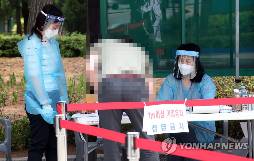 진료 접수 돕는 의료진