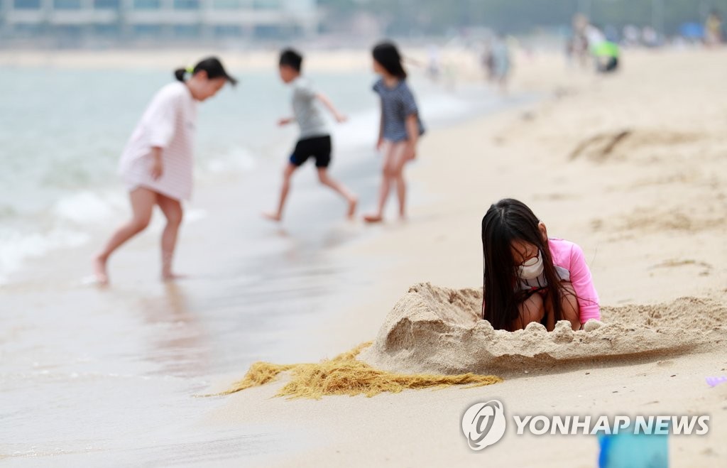 해수욕장에서도 벗을 수 없는 마스크