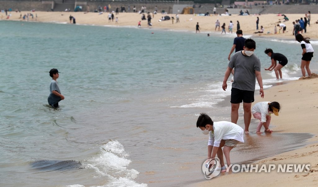 해수욕장에서도 벗을 수 없는 마스크