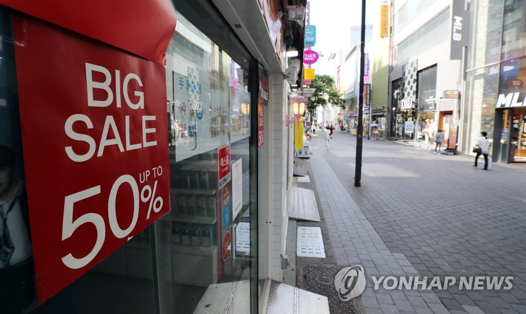 The photo, taken June 1, 2020, shows a nearly deserted street in Myeongdong, one of most famous shopping districts in Seoul, as local consumers and foreign tourists continued to avoid crowded areas amid the new coronavirus outbreak. (Yonhap)