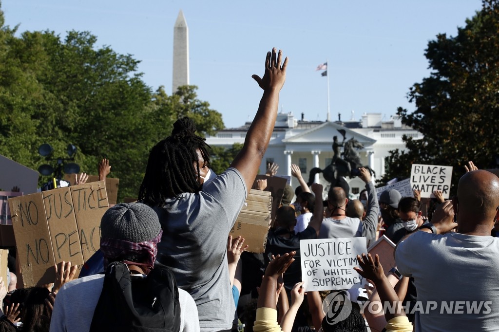 In this Associated Press photo, people stage a protest over the death of George Floyd in Washington, D.C., on June 1, 2020. (Yonhap)