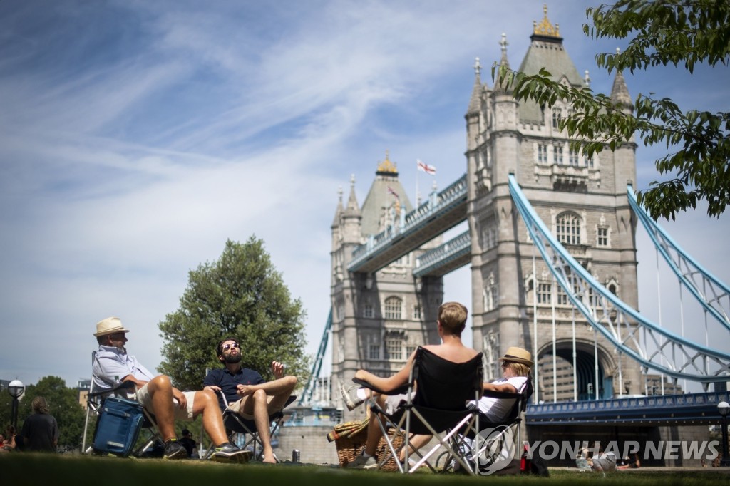 '코로나19 완화' 공원에서 여유 즐기는 영국 시민들