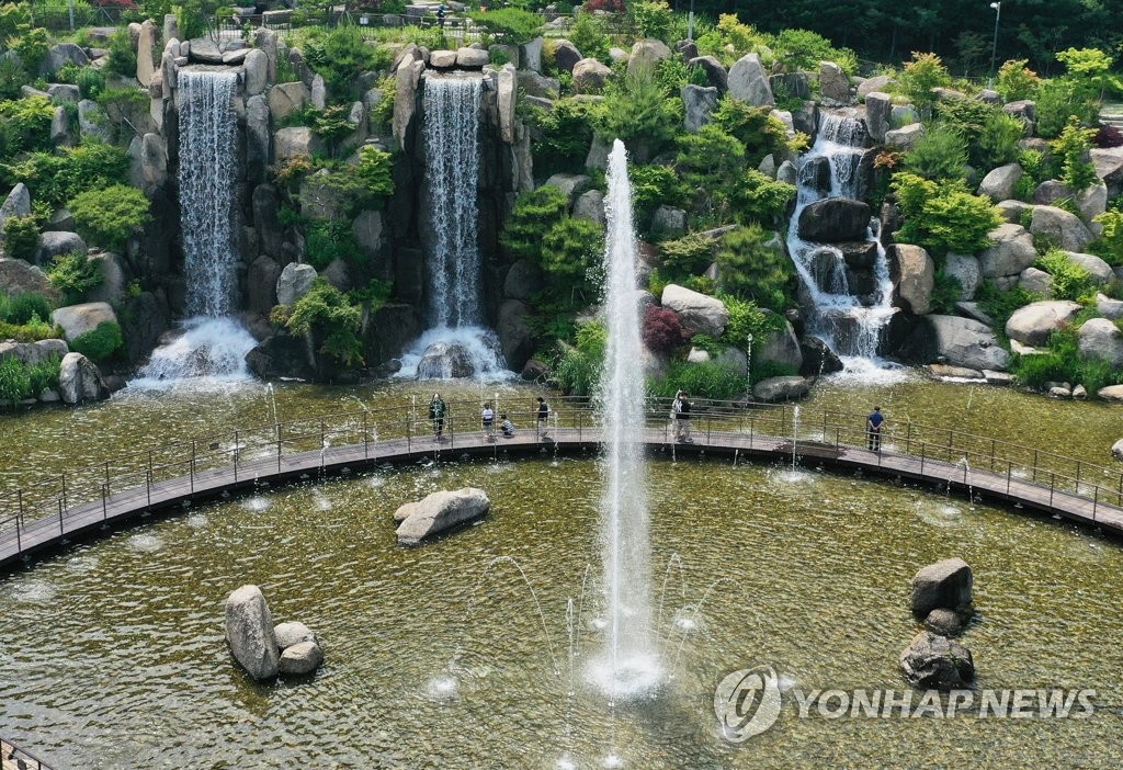 더위 날리는 시원한 폭포수