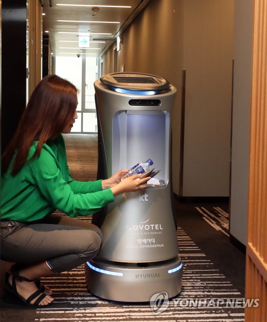 ロボットが備品をお届け ロボットが備品をお届け