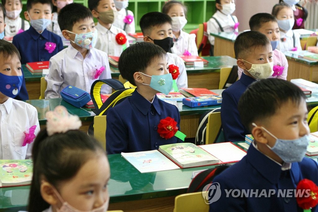 북한의 개학날, 마스크 쓰고 집중하는 학생들