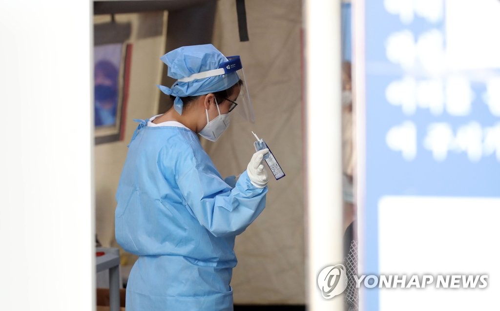 코로나19 검체 채취하는 의료진