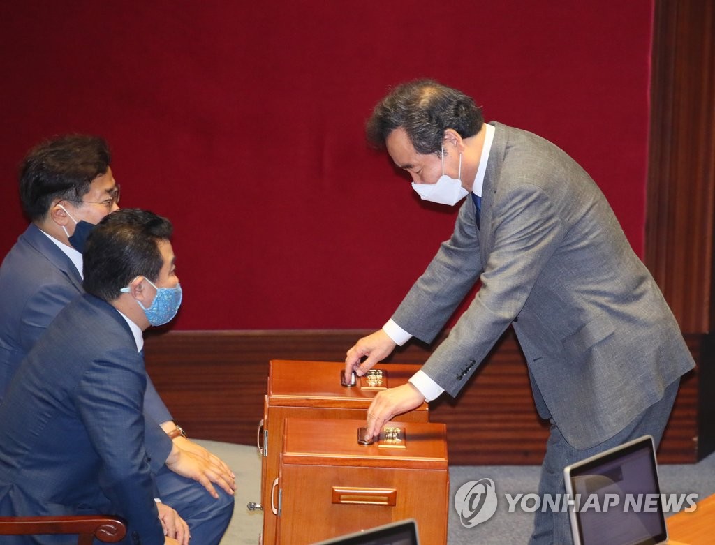 투표하는 이낙연 의원
