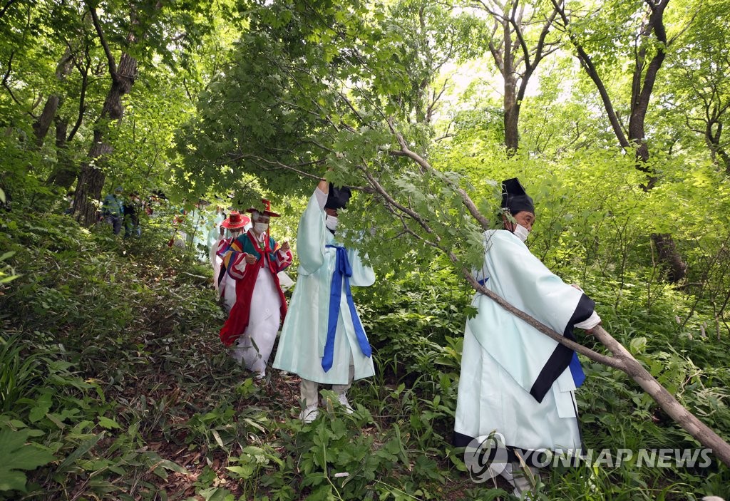 강릉 단오제 주신을 인간 세계로 모십니다