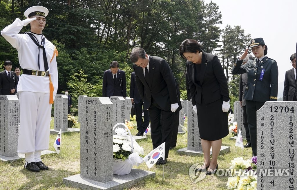 묘역 참배하는 문 대통령