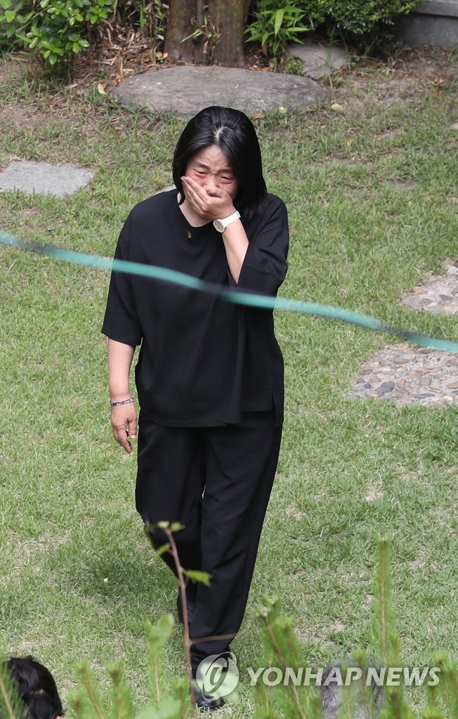 涙を流す尹美香氏 涙を流す尹美香氏