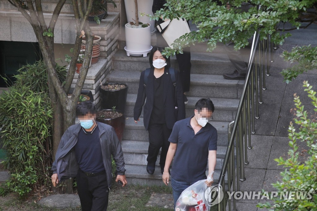 평화의 우리집 나서는 윤미향 의원