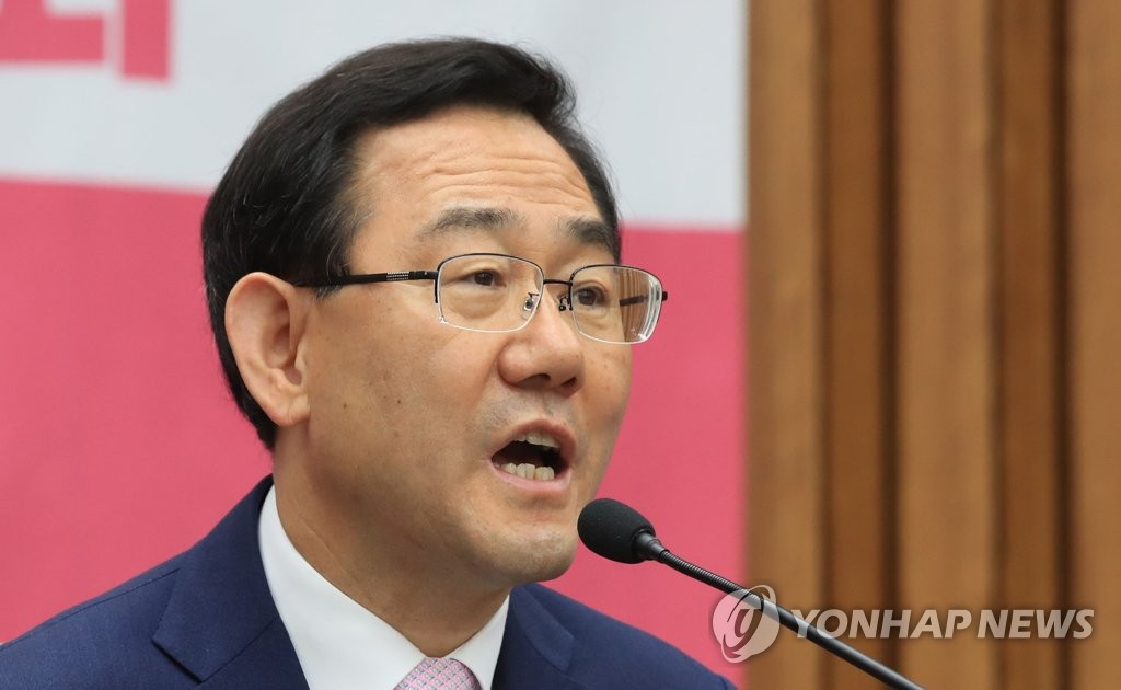 원내대책회의 발언하는 주호영