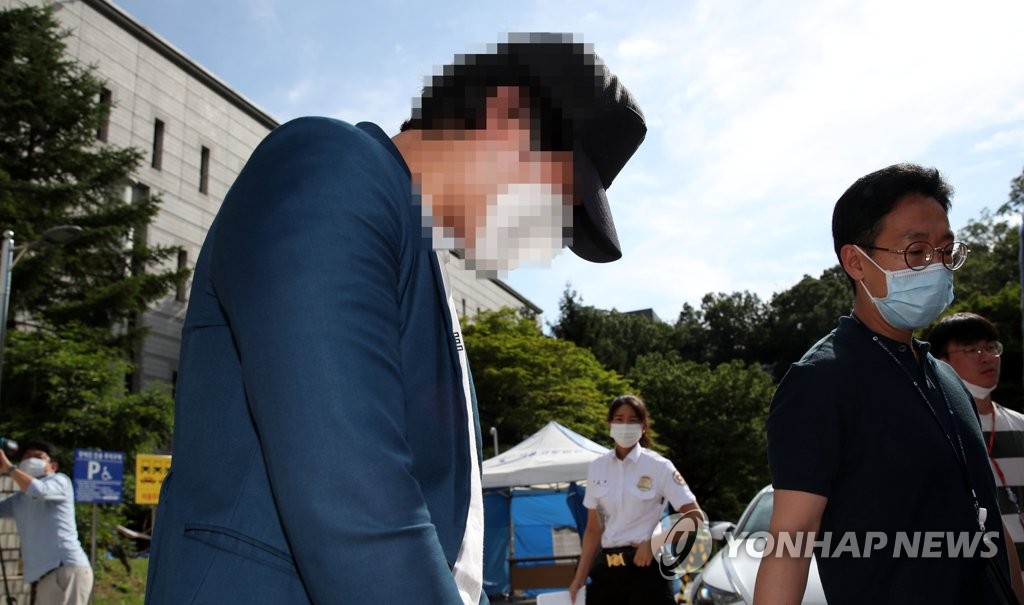 2차 영장실질심사 마친 '서울역 폭행' 30대 남성